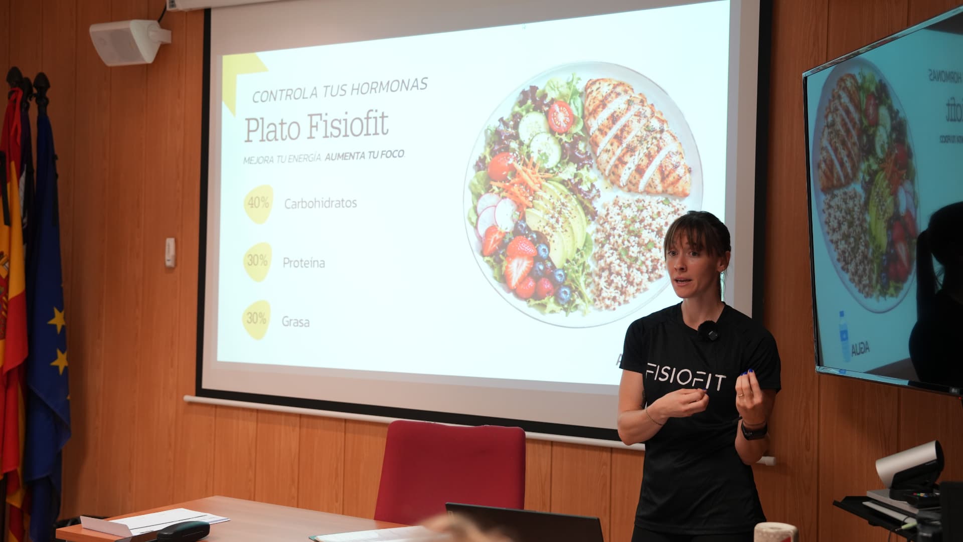 Ponente de FisioFit explicando hábitos de nutrición en una formación