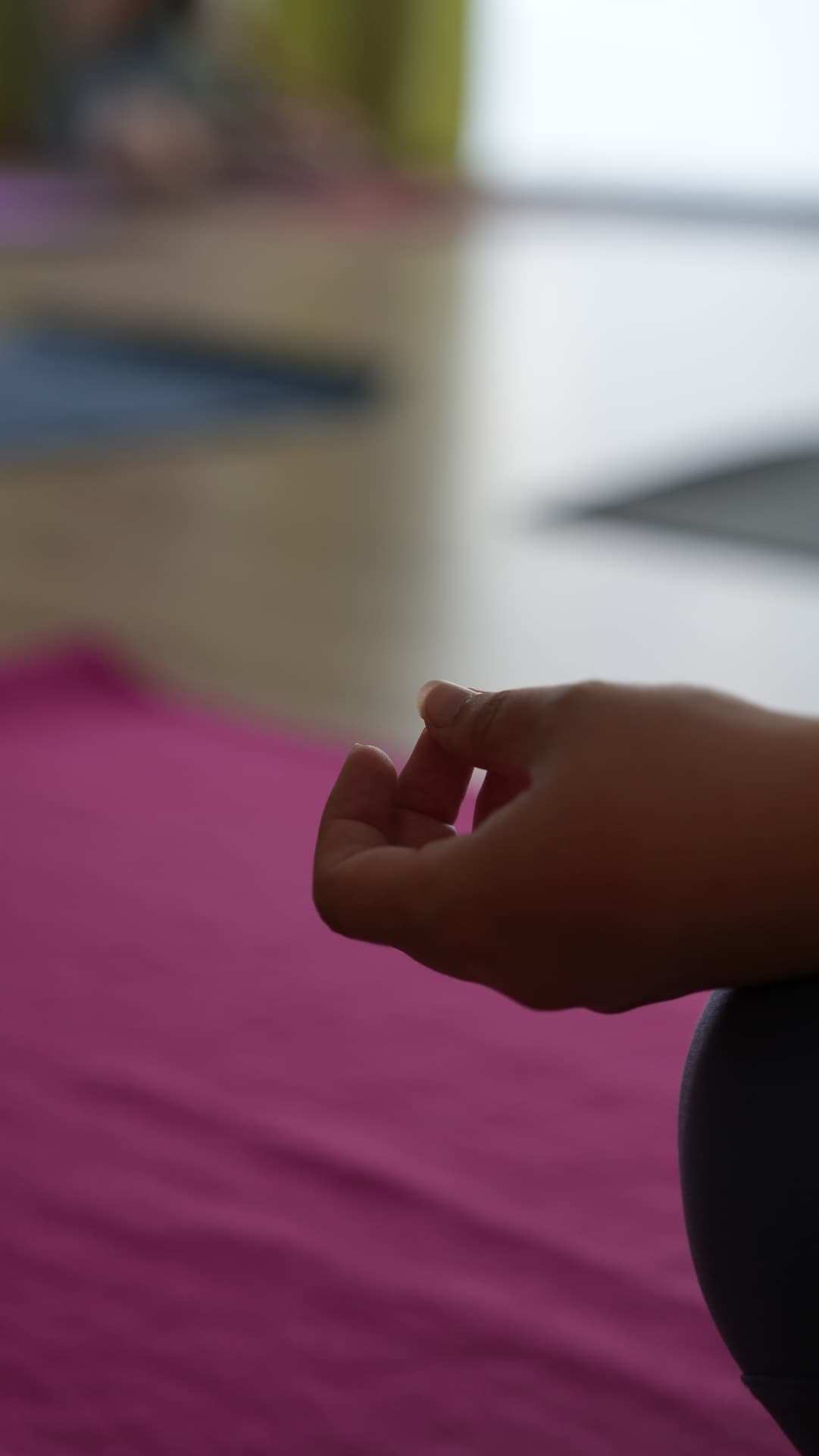 Detalle de una mano durante una práctica consciente de yoga